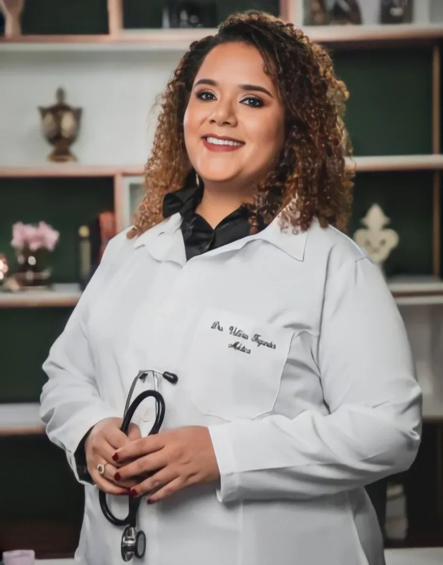 Dra. Valéria Fagundes, médica em Marabá-PA (CRM PA 17581), de jaleco branco